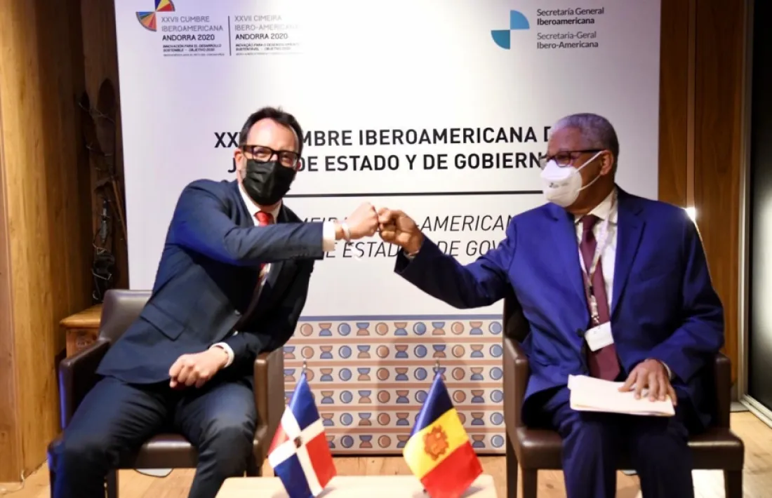 El ministre d'Afers Socials, Habitatge i Joventut, Víctor Filloy, amb Ruben Silié