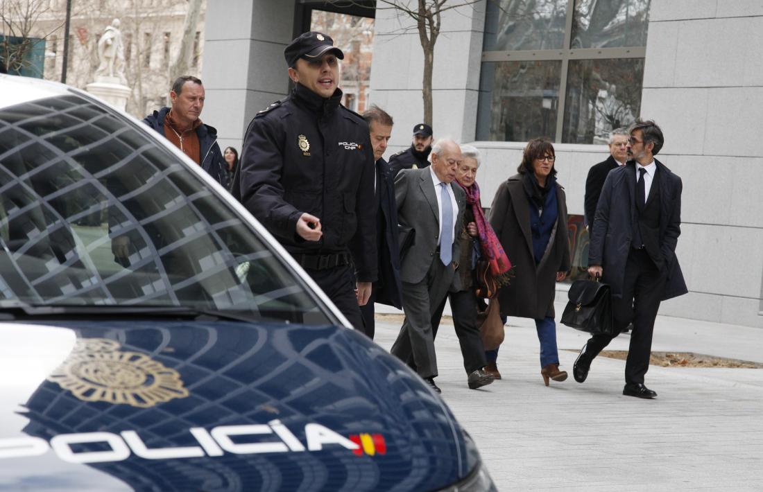 Jordi Pujol, Marta Ferrusola i els seus advocats després de declarar davant el jutge de l'Audiència Nacional el 10 de febrer del 2016.