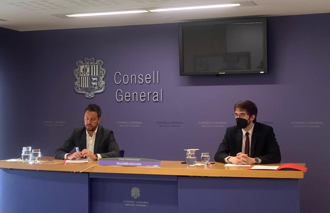 Pere López i Roger Padreny el dia que van explicar el recurs presentat al TC.