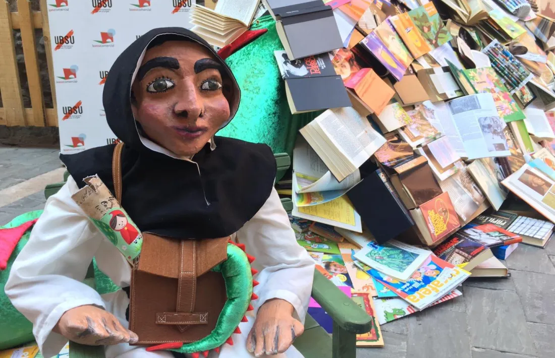 Una de les imatges que va deixar el cap de setmana ‘Llegendària’, al carrer Canonges com a eix cultural de la ciutat. 