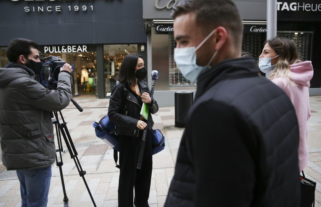Periodistes realitzant el seu treball en un acte. 
