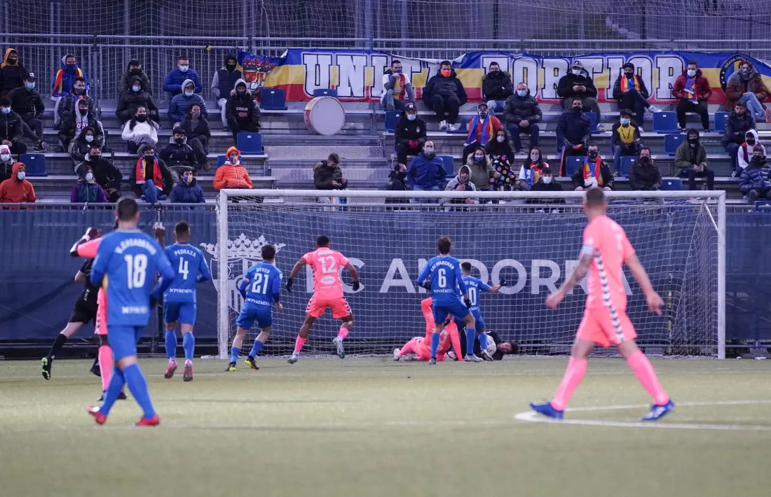 El porter Nico Ratti i els defenses de l’FC Andorra són difícils de batre per als rivals. Foto: FC Andorra