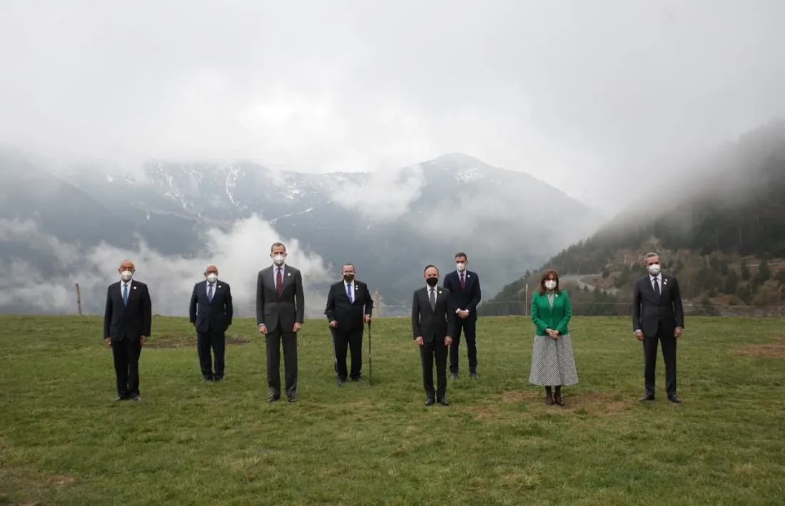 Els mandataris que són presents presencialment a la Cimera abans del dinar a la Borda del Pi.
