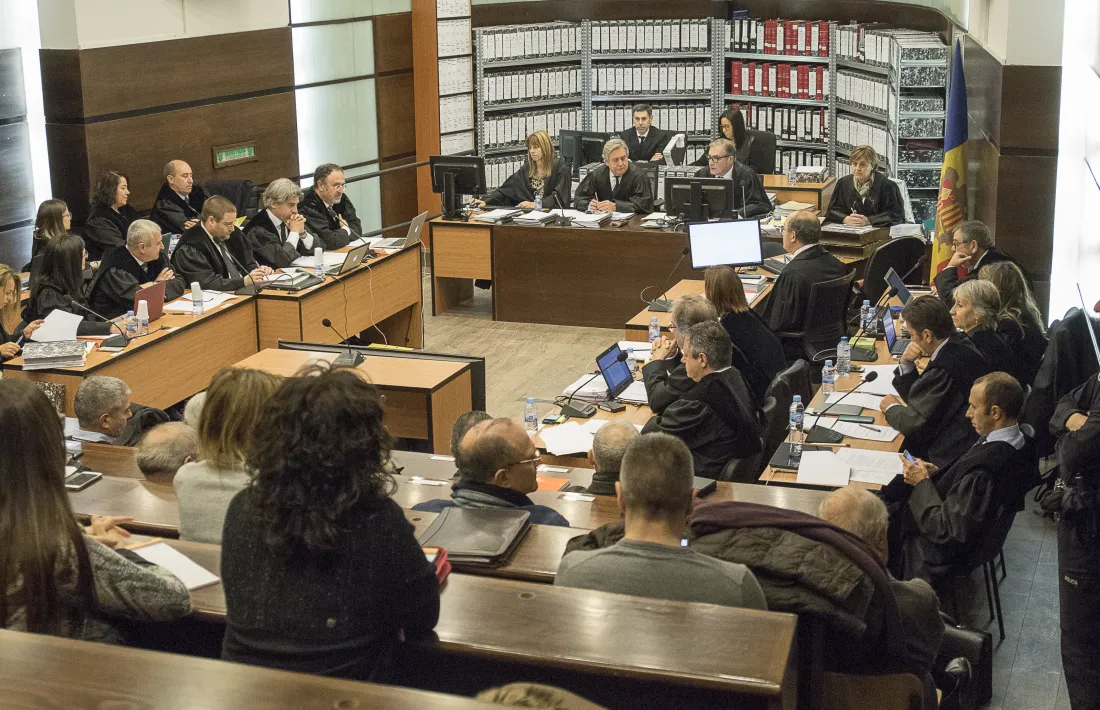Assistents al judici de BPA a la sala de Prada Casadet.