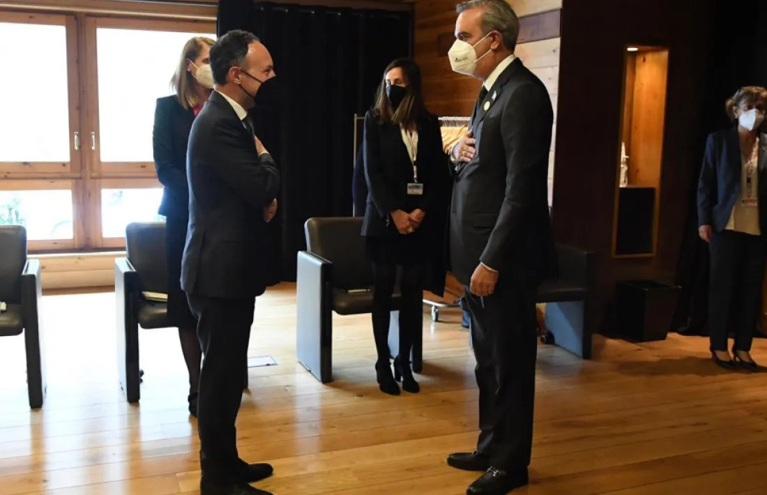 Salutació entre Xavier Espot i el president de República Dominicana, Luis Abinader.