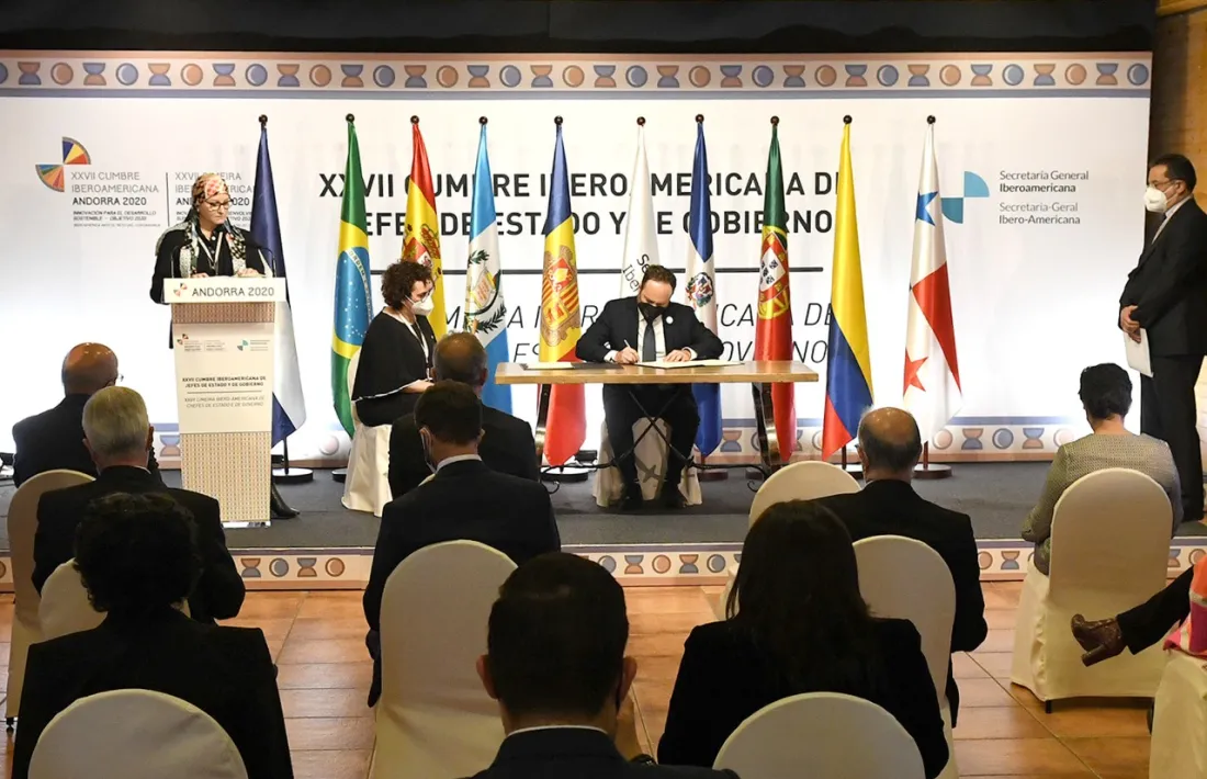 Un moment de la signatura del conveni.