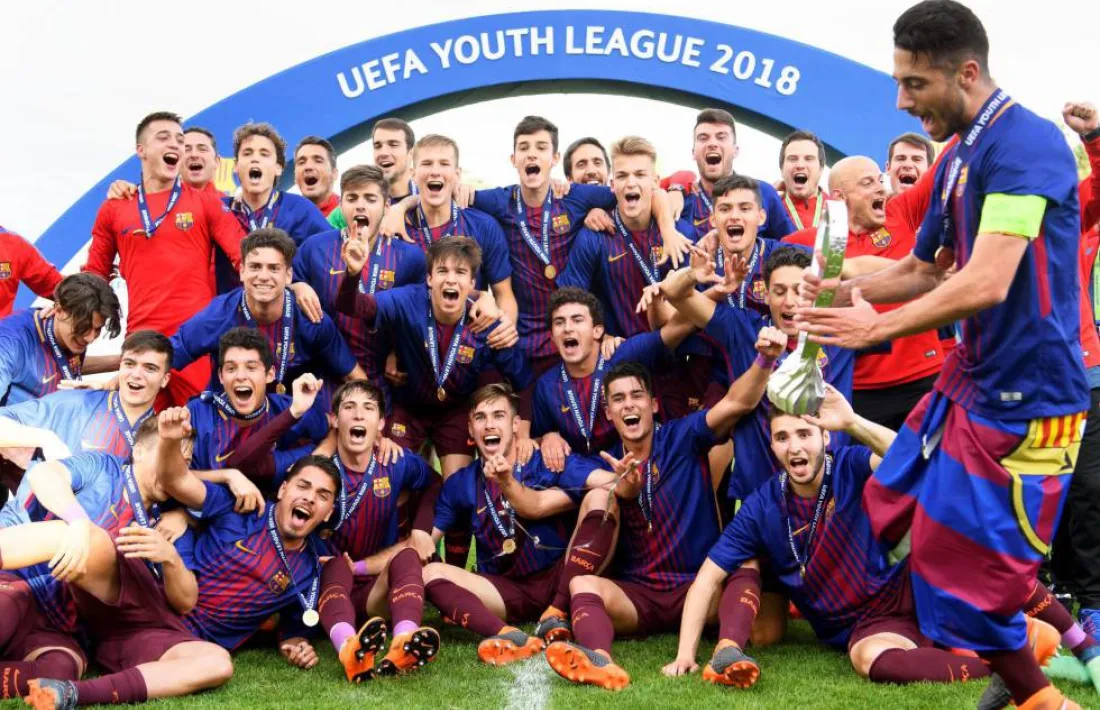 Martí Vilà, al costat de Riqui Puig i també a sota de la imatge, Óscar Mingueza, van ser campions de la Youth League. Foto: UEFA.COM