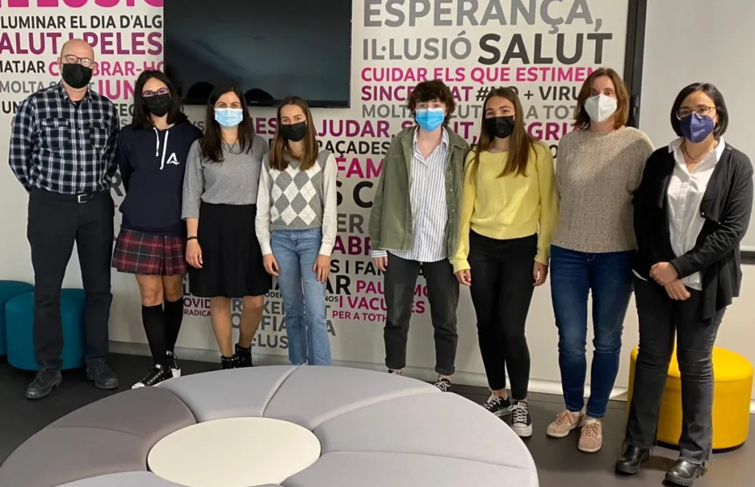 Les quatre alumnes que han participat en la iniciativa a la seu d'Andorra Telecom.