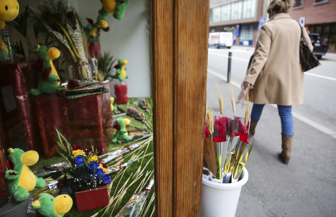L’aparador de Borges Flors a la Massana, una mostra del guarniment preparat per Sant Jordi des de fa uns dies.