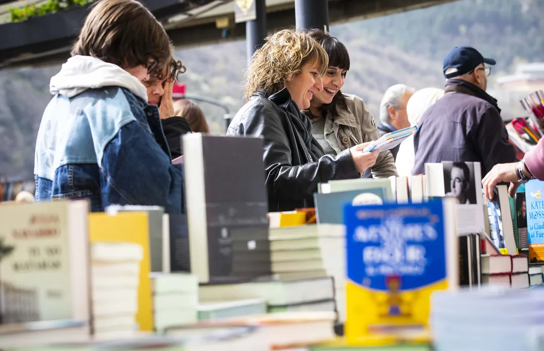 Les parades de la plaça del Poble pel Sant Jordi del 2019, l’últim que vam celebrar amb normalitat.