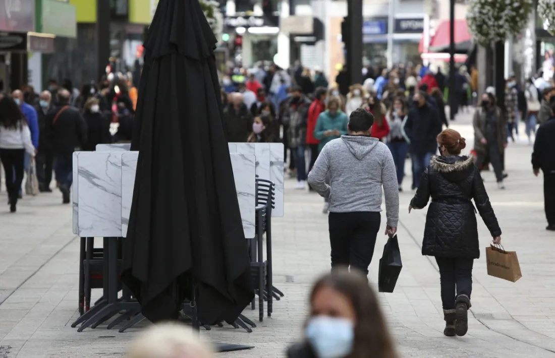 Gent caminant per les avingudes comercials.