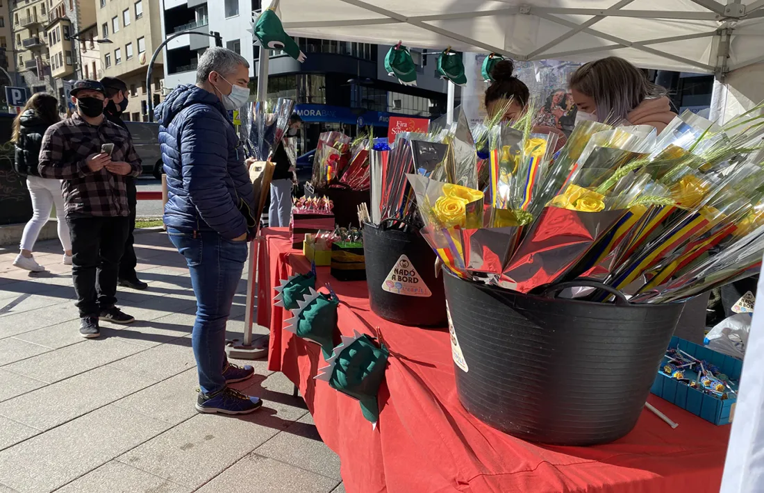 Les parades de roses i llibres ubicades a la plaça Laurèdia de Sant Julià de Lòria.
