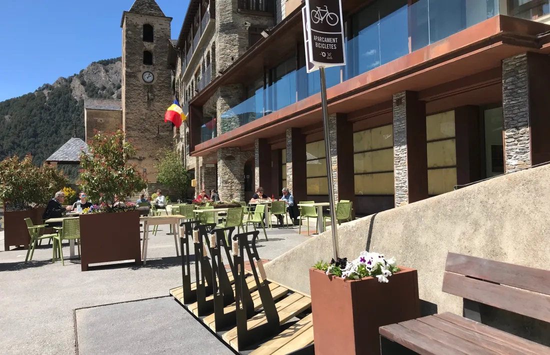 L'aparcabicisi instal·lat a Ordino.