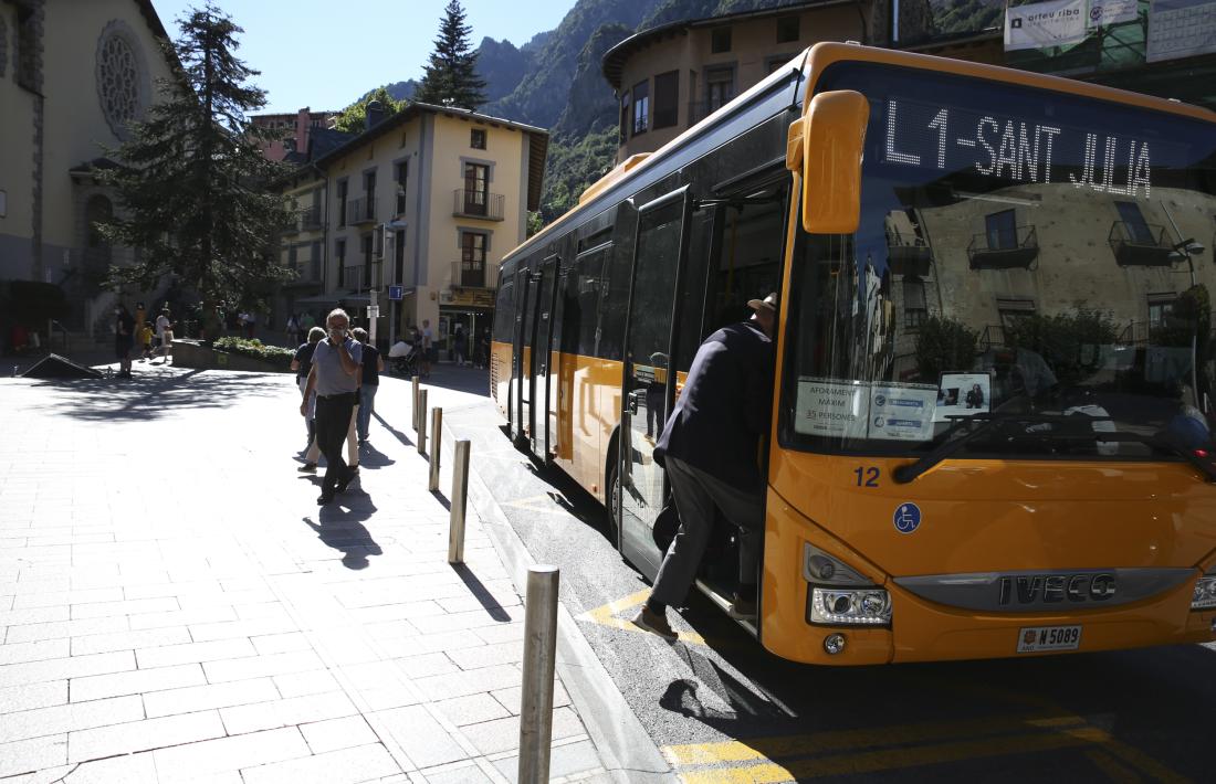 Un autobús de les línies de transport públic nacional.