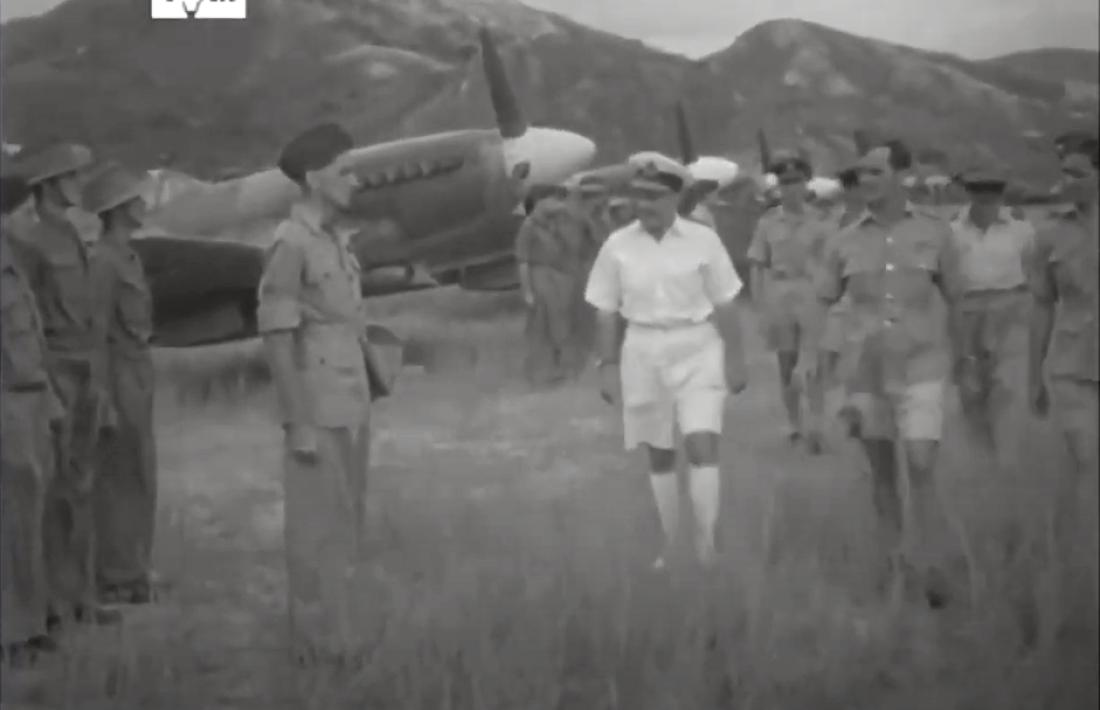 15 de setembre del 1945: Charney passa revista als homes del 132 esquadró de caça de la RAF.