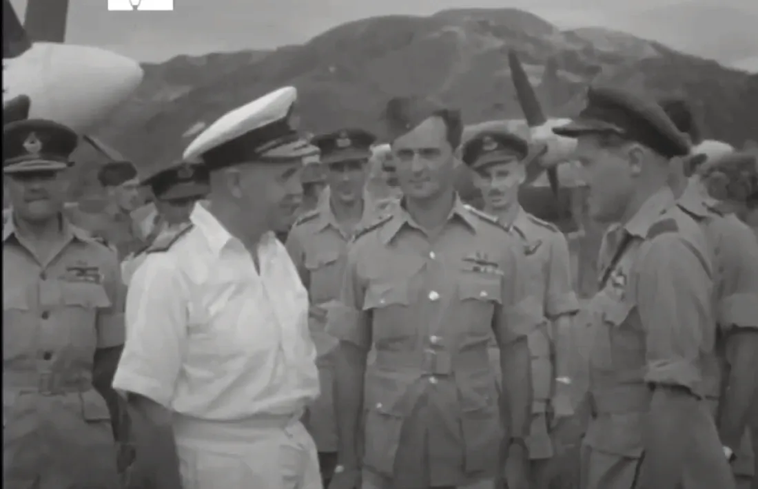 15 de setembre del 1945: Charney passa revista als homes del 132 esquadró de caça de la RAF.