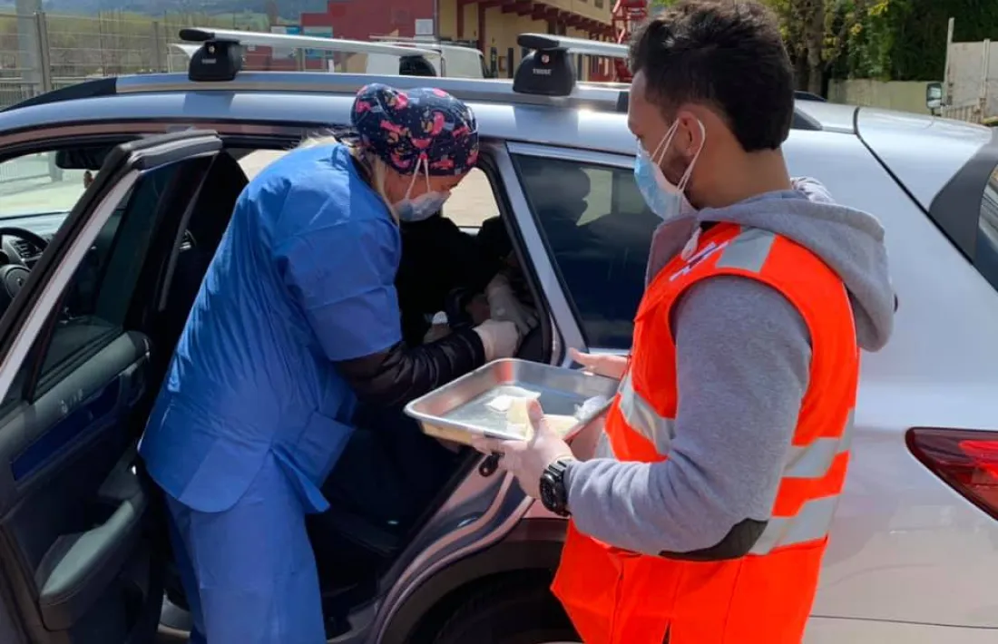 Imatge de la vacunació a la Seu: qui té problemes de mobilitat pot rebre el vaccí sense baixar del cotxe. 