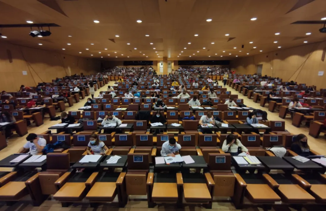 Els alumnes fent la prova de llengua catalana, aquesta tarda al Centre de Congressos.