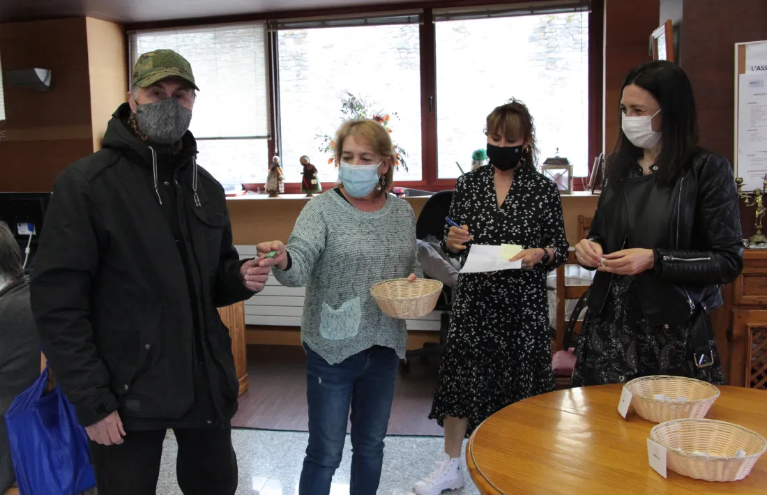 Entrega de les claus d'un dels horts socials.