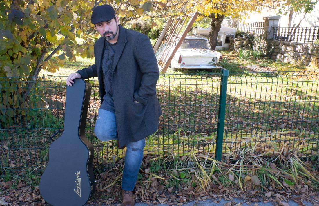 El guitarrista estrena etapa en solitari amb quatre temes de filiació pop rock.