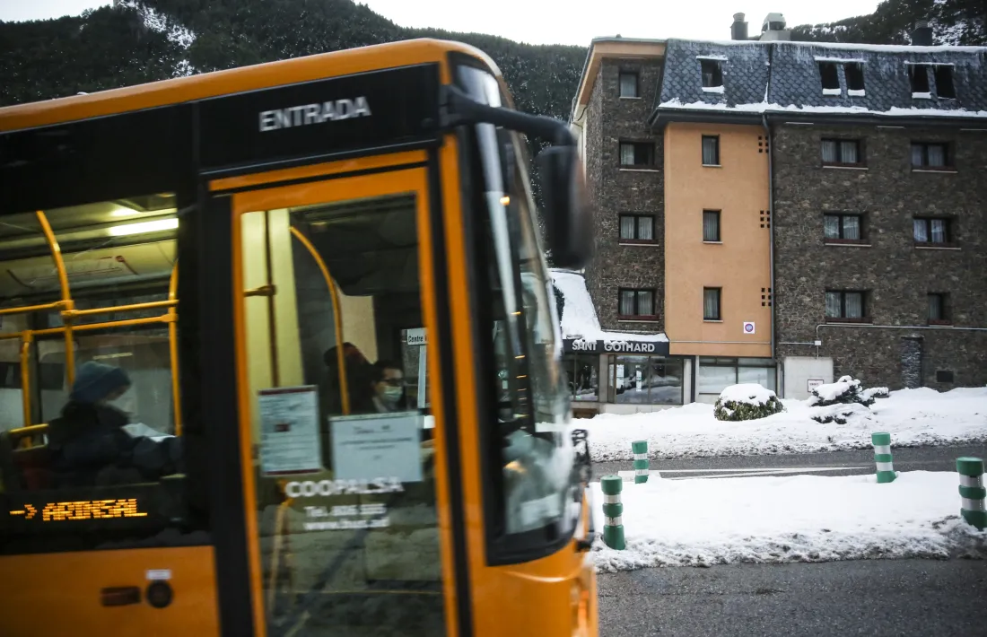 Un autobús de línia nacional realitzant el servei.