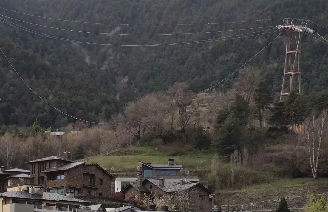 Els treballs de reemplaçament del cable portador del telecabina de la Massana.