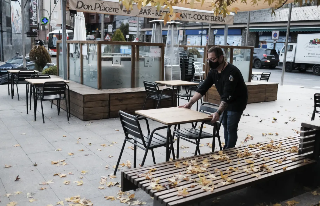 En l’actualitat, els bars i cafeteries poden obrir fins a les 8 del vespre.