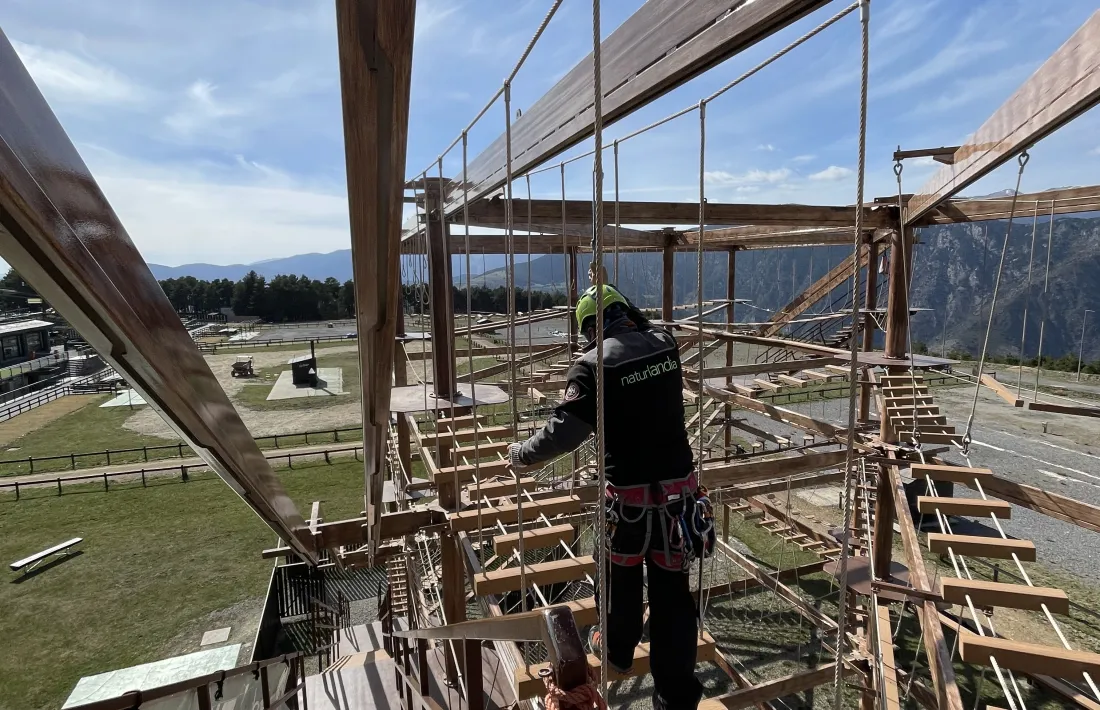 Un operari fent manteniment al parc.
