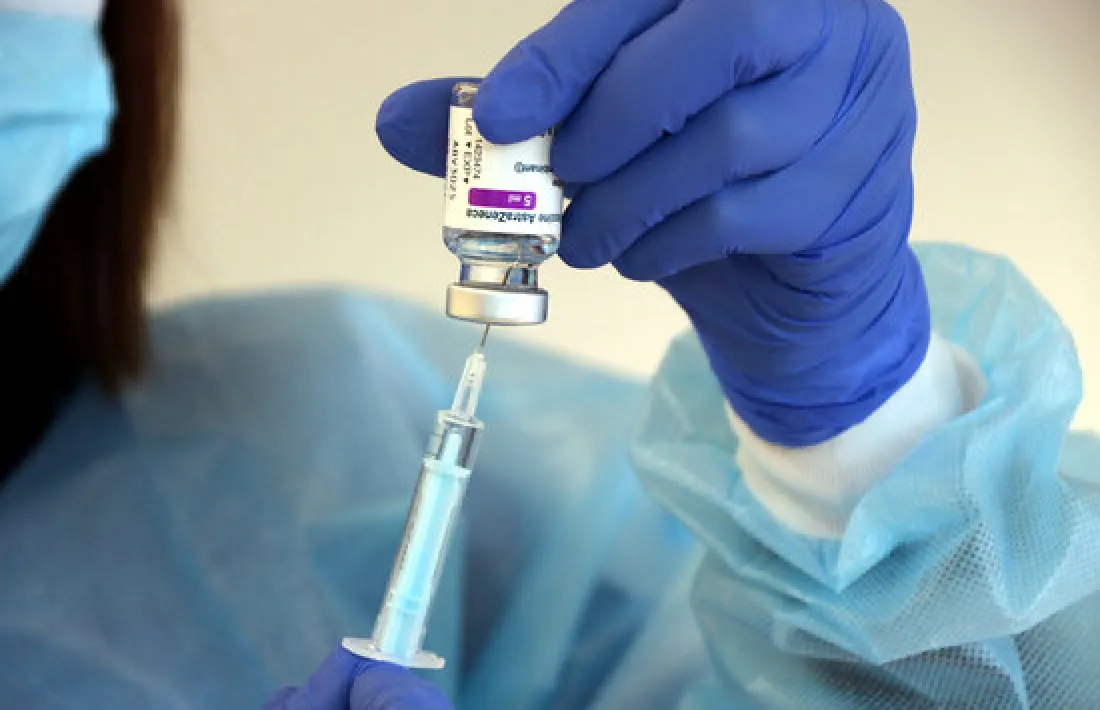 Primer pla d'una xeringa i d'una ampolleta de la vacuna d'AstraZeneca contra la Covid-19.