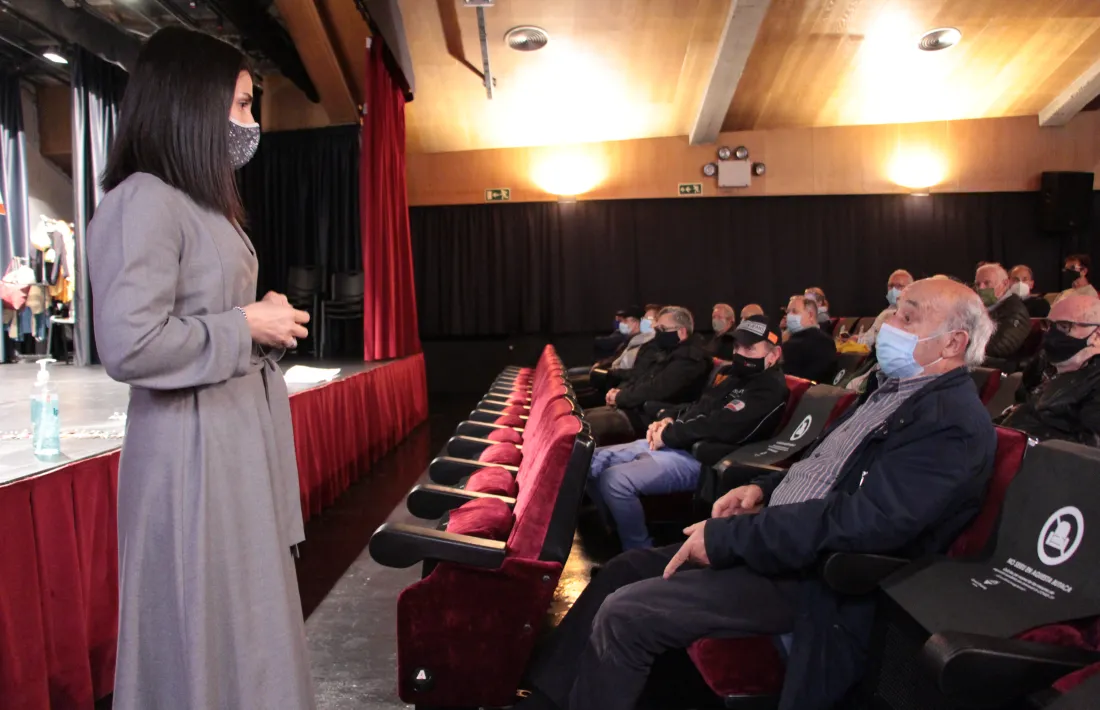 La cònsol major, Laura Mas, conversa amb un padrí abans de l'entrega de les claus dels horts.