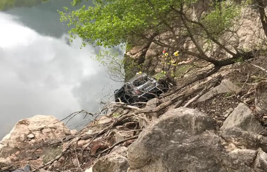 El vehicle es va precipitar i va quedar a pocs metres de les aigües. 