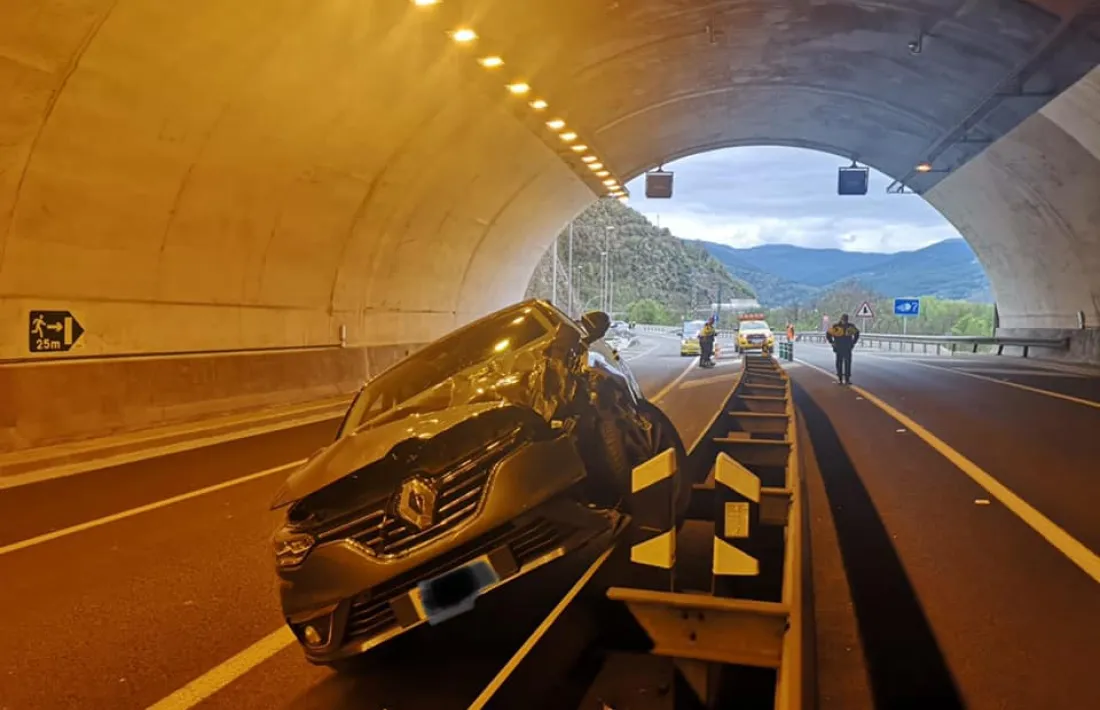 Estat en què va quedar el cotxe accidentat al túnel del Bordar.