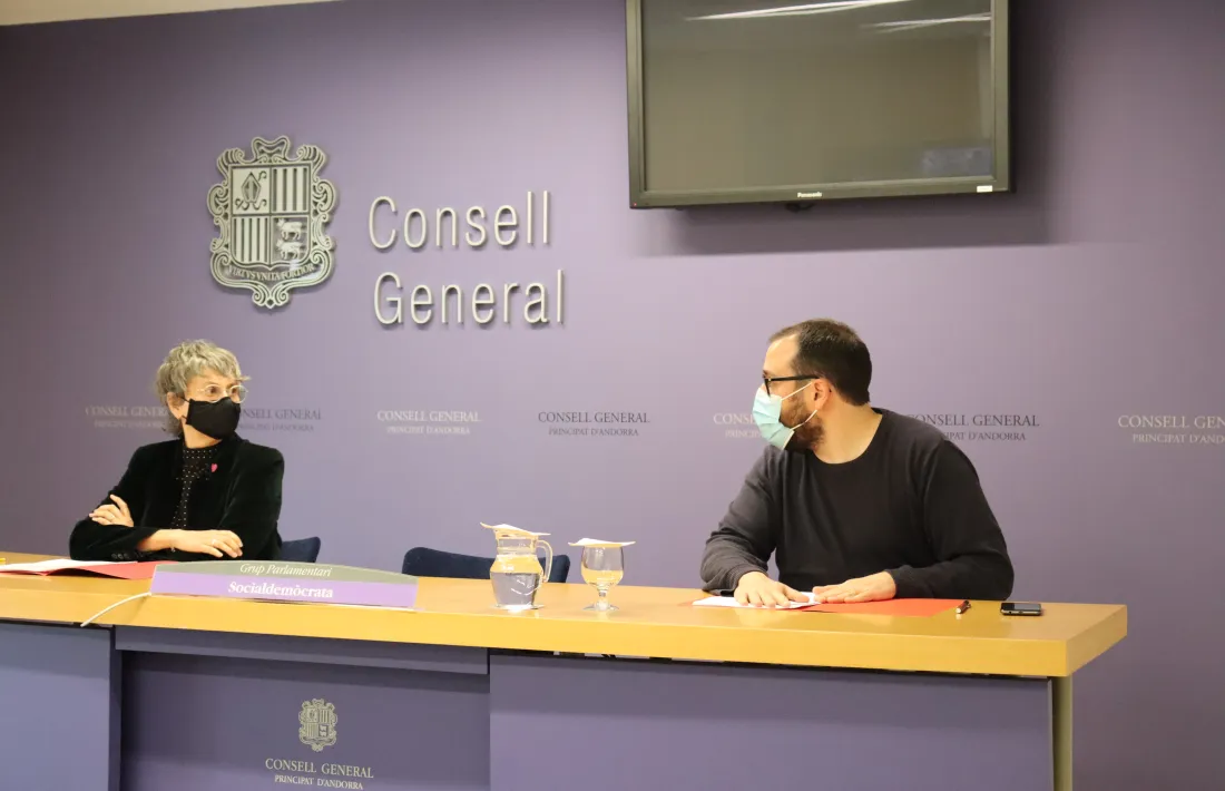 Susanna Vela i Carles Sánchez van presentar la proposició de llei de recerca i innovació.