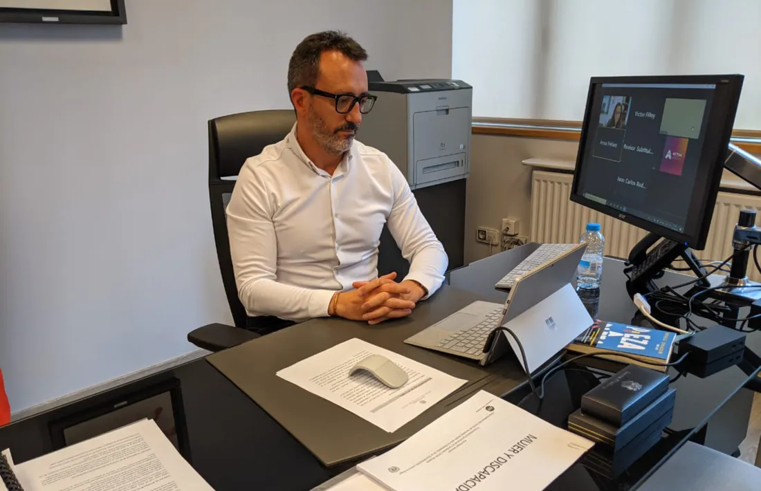 El ministre d'Afers Socials, Habitatge i Joventut, Víctor Filloy, durant la conferència.