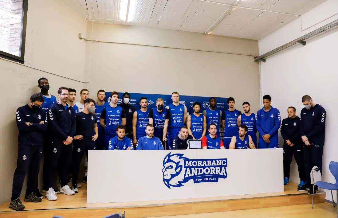 Ibon Navarro, el tècnic del BC MoraBanc, va llegir un manifest dirigit a la Lliga ACB al costat dels seus jugadors i la resta del cos tècnic. Foto: Martín Imatge