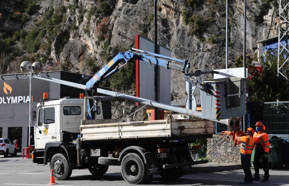 Operaris treballant en l'enllumenat.