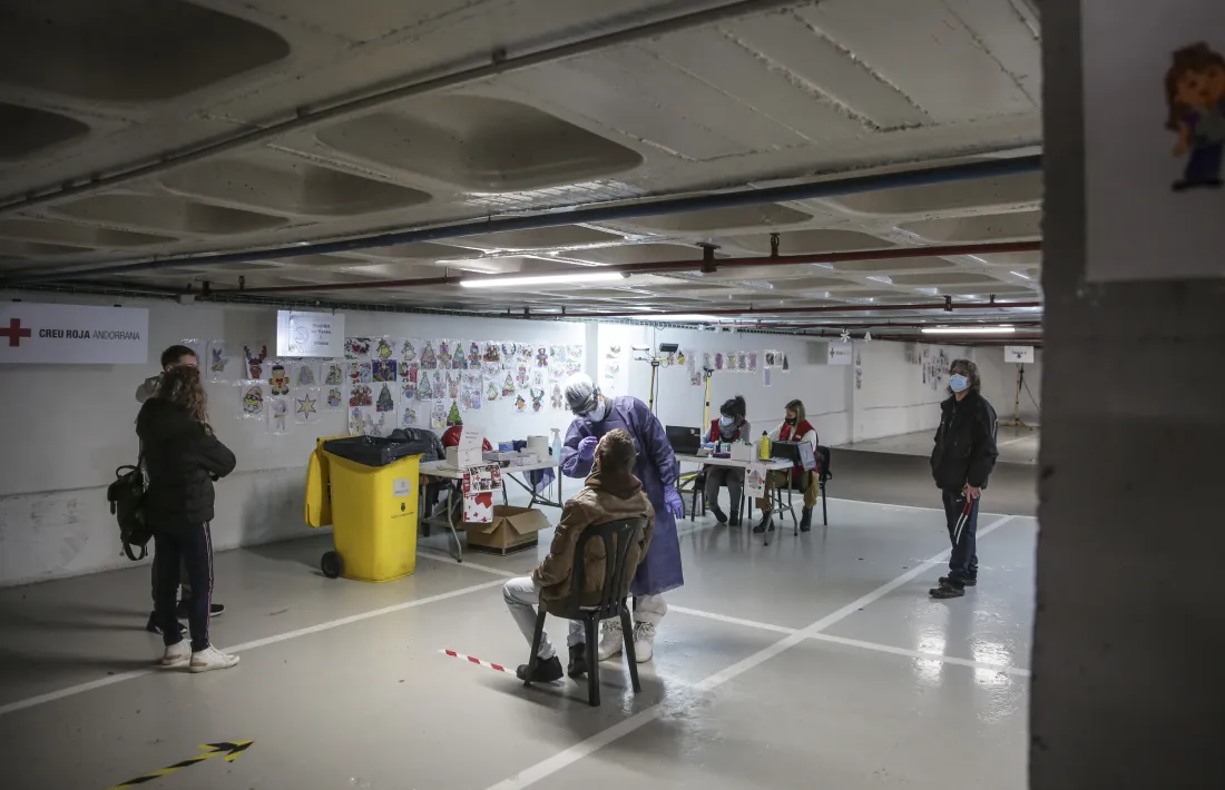 Personal de la Creu Roja atenent ciutadans que es fan tests a l''stop lab' de l'aparcament de Prat de la Creu.