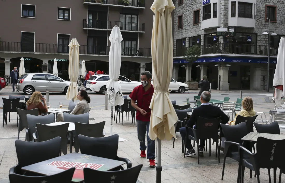 Clients en una terrassa d’un bar de la capital.