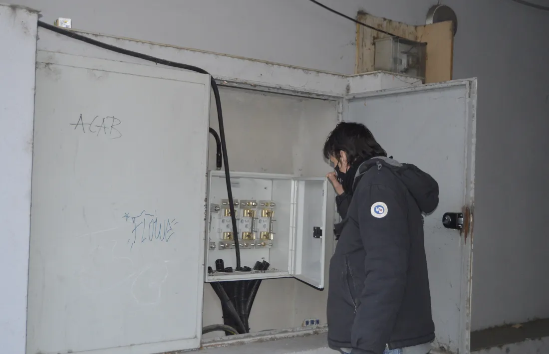 El quadre elèctric on els ocupants il·legals dels habitatges s’enganxen per abastir-se d’energia elèctrica. 