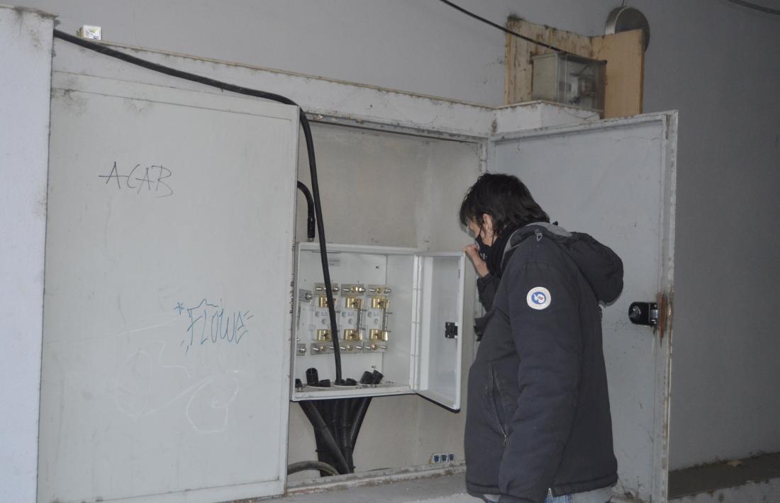 El quadre elèctric on els ocupants il·legals dels habitatges s’enganxen per abastir-se d’energia elèctrica. 