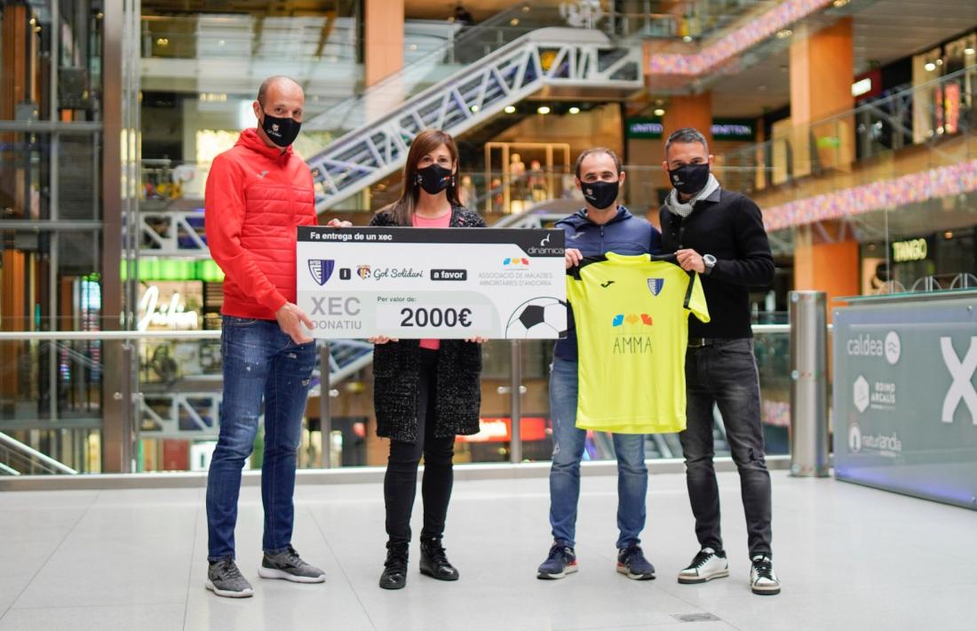 Gol Solidari va entregar ahir un xec de 2.000 euros a AMMA. Foto: Interescaldes.com