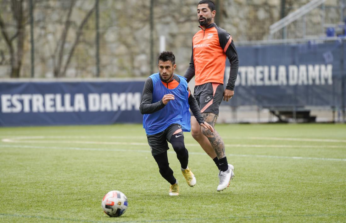 L’extrem segovià de l’FC Andorra, David Martín, defensat per Carlos Martínez. Foto: FC Andorra
