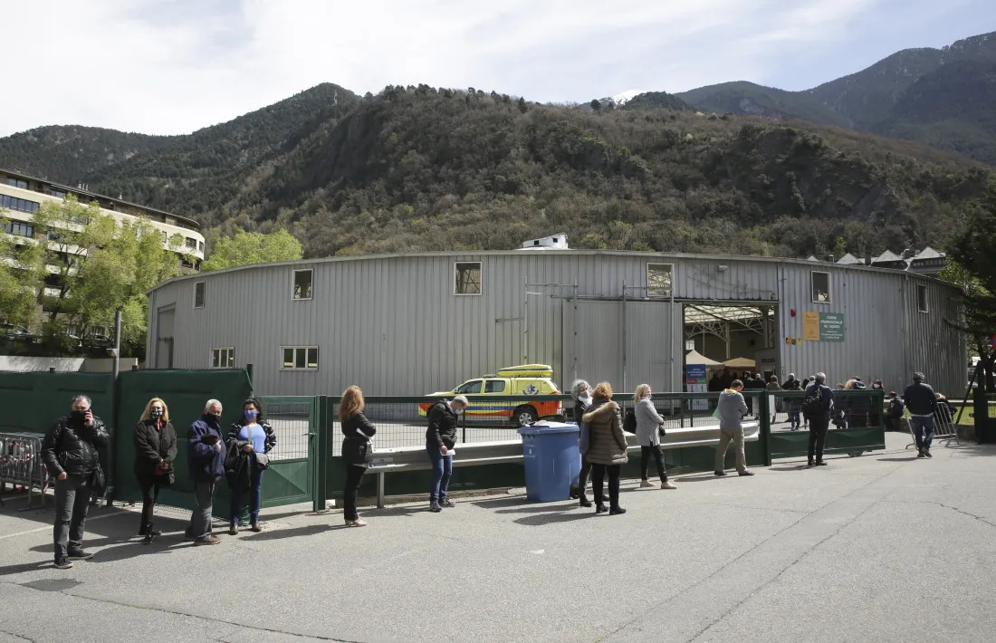 Persones fent cua al centre de vacunació de l’antiga plaça de Braus.