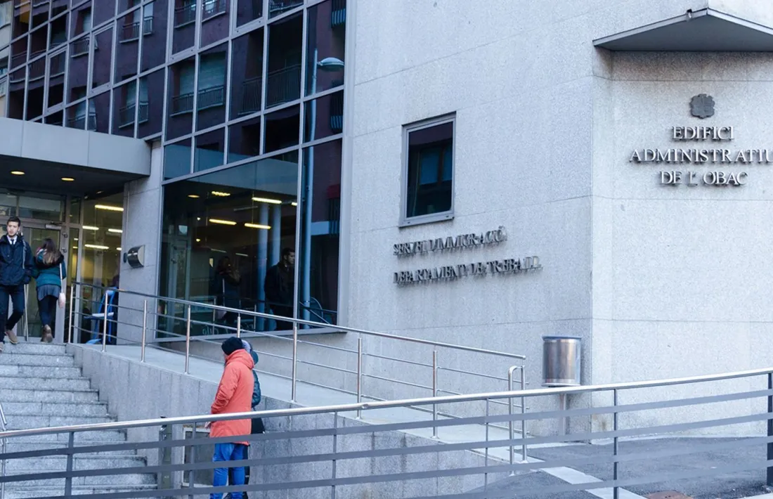 L'entrada a l'edifici del Servei d'Immigració.