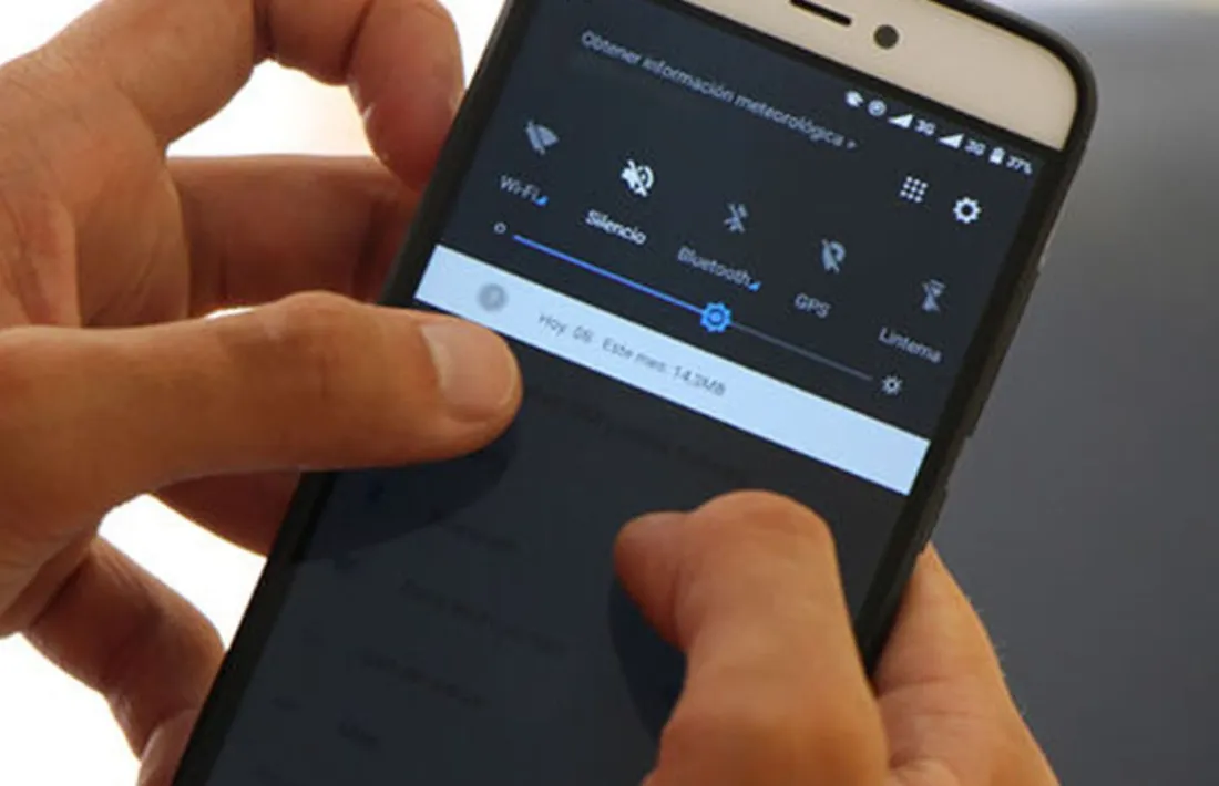 Una persona utilitzant un telèfon mòbil.