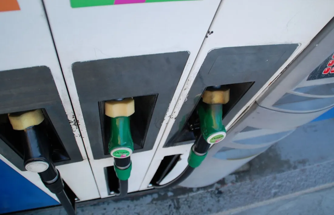 Un sortidor de gasolina en una estació de servei d’Andorra.