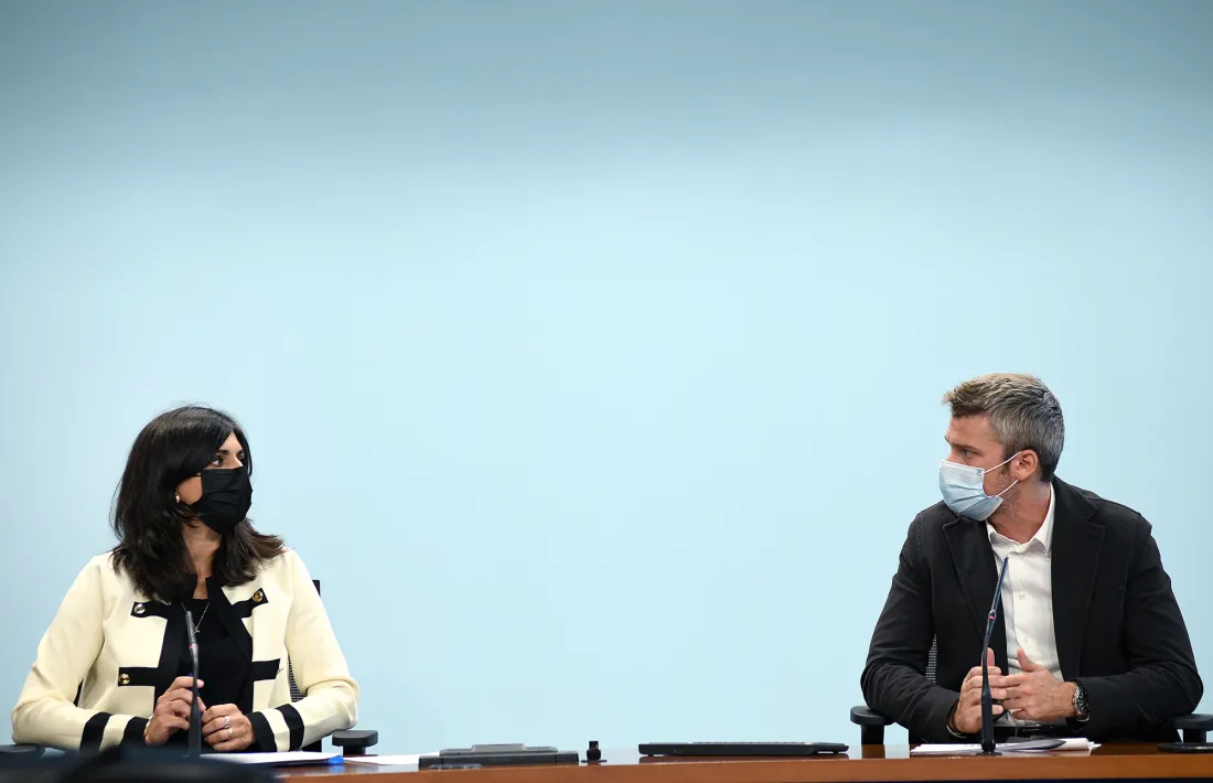 Teresa Milà i Jordi Olivé, durant la roda de premsa, aquest matí.