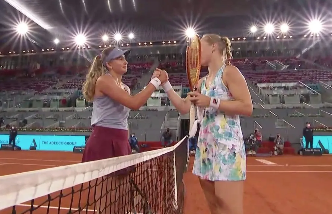 La tennista andorrana va rebre la felicitació d’una Top-10 del Món, Kiki Bertens. Foto: WTA