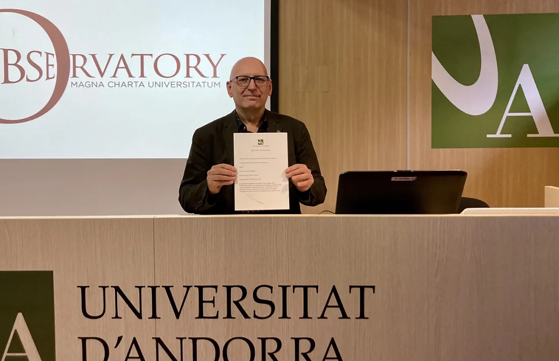 El rector de l'UdA, Miquel Nicolau, amb el document signat.