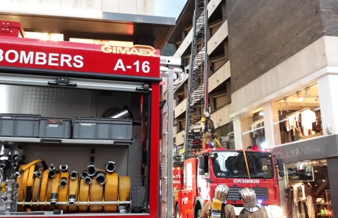 Els bombers treballant amb el camió escala